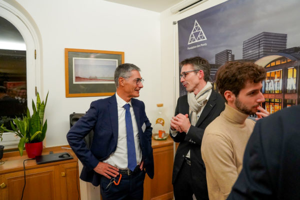 91881F56-3282-40AF-9AA9-AECDB98585FF